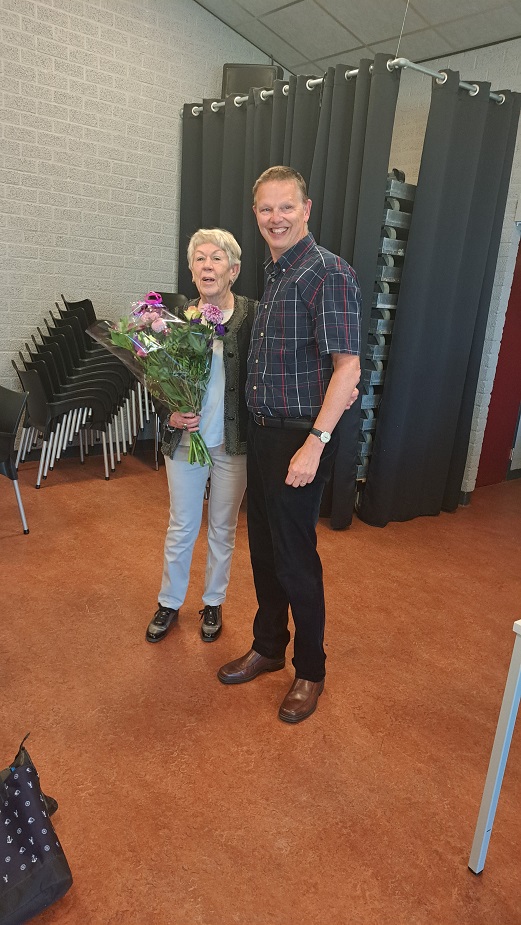 Nieuwe penningmeester zet de scheidende penningmeester in de bloemen