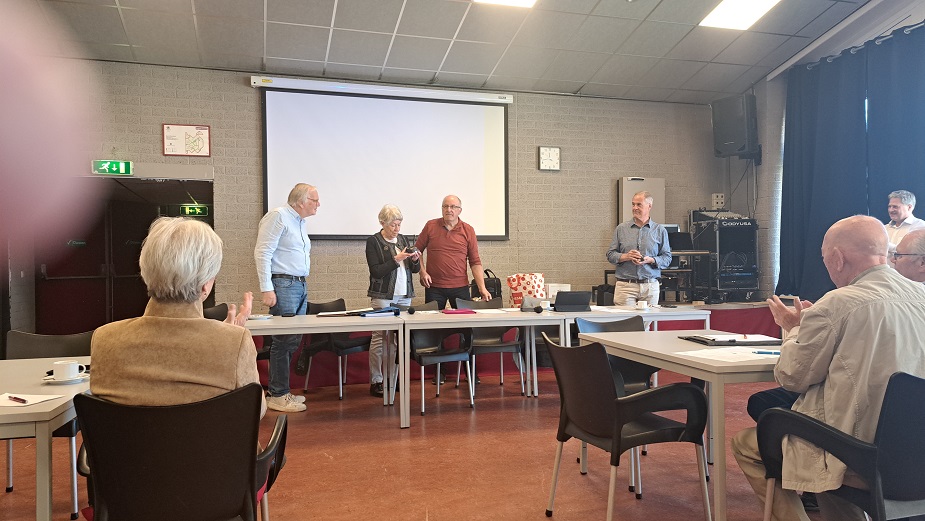 De voorzitter eert Lydia met een Kei