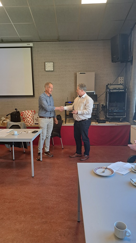 Richard Meijer overhandigt Kei aan Piet Zinken